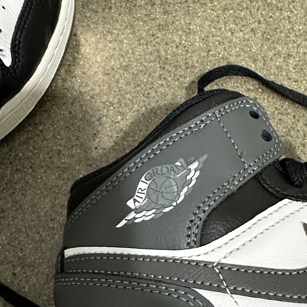 Air Jordon 1 Mid Top Sneakers 5Y - Picture 4 of 7